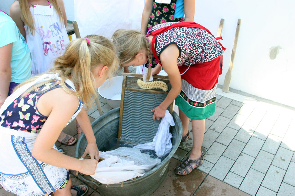 Kinder während einer Aktion im Häusel