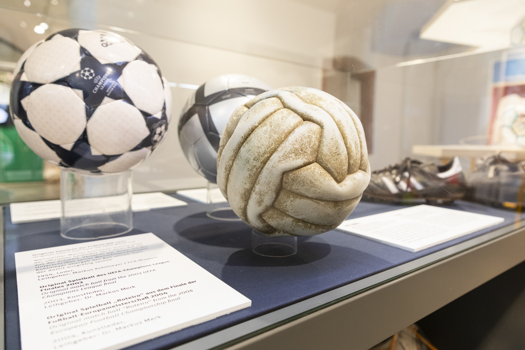 Original Spielball der Weltmeisterschaft 1954. FCK Museum/Privatleihgeber, Foto: Hans-Georg Merkel
