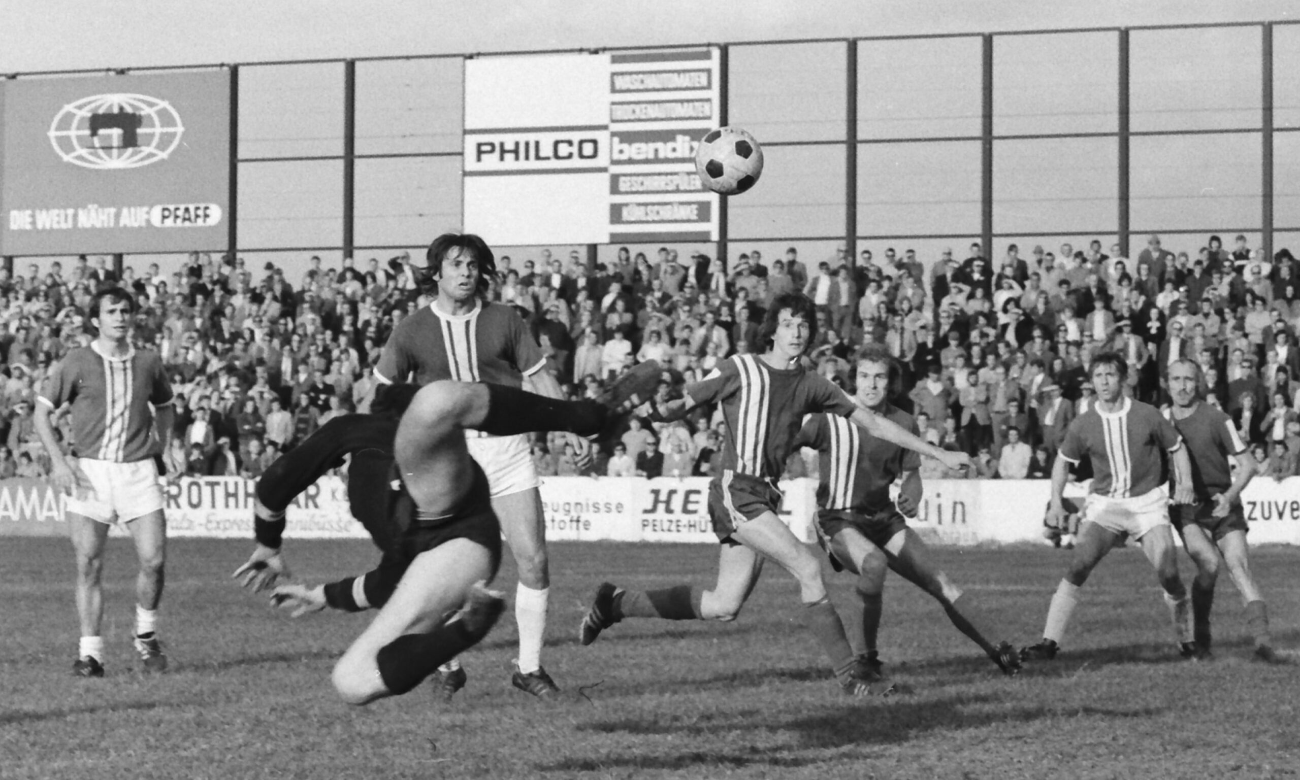 Aufnahme vom Fußballspiel des FK Pirmasens gegen den FC Homburg aus 1972. Der FKP gewann das Spiel gegen den Lokalrivalen 7-2. Das Foto stammt aus dem Nachlass von Helmut Grüny.