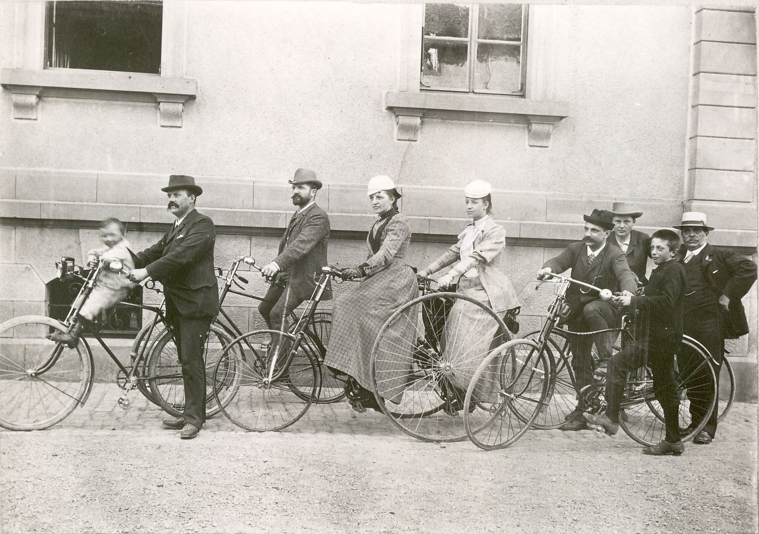 Fahrradausflug der Kaiserslauterer Industriellenfamilien Pfaff nach Kusel, 1892 (Stadtarchiv Kaiserslautern, Fotoslg.).